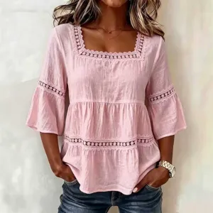 Vista detallada del top de mezcla de lino para mujer con cuello cuadrado, encaje y manga 3/4.