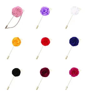 Ensemble de broches fleurs en tissu coloré, accessoire élégant pour costume homme.