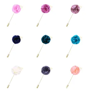 Élégante épingle de revers en tissu rose avec longue aiguille dorée, broche de costume.