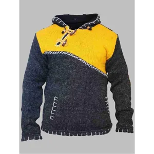 Pull en tricot à capuche colorblock pour homme avec patchwork jaune et gris foncé.