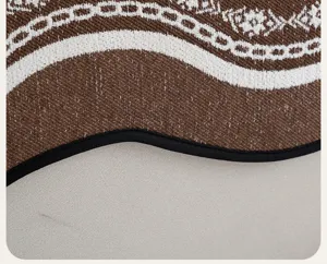 Nahaufnahme des Mid-Century-Chenille-Sofakissens mit strukturierter brauner und schwarzer Kante.