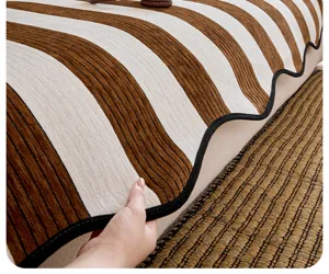Vista dettagliata della fodera per divano in ciniglia con eleganti righe marroni.
