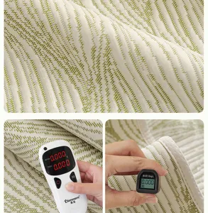 Detalle de cojin de sofa de seda de hielo con textura fresca y prueba ecologica, antideslizante.