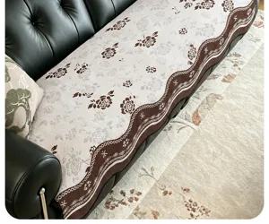 Detailaufnahme des Vintage Chenille Sofabezugs mit Blumenmuster und Wellrand für Gemütlichkeit.
