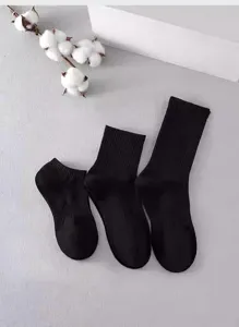 Conjunto clásico de calcetines negros de algodón con estilos corto, medio y largo diario.