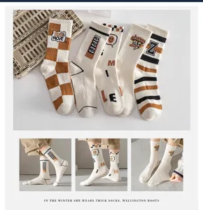Chaussettes en coton pour hommes avec motifs à carreaux, rayures et lettres tendance.
