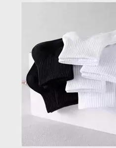 Calcetines de algodón negros y blancos con diseño acanalado para uso diario y deporte.