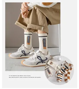 Vue détaillée de chaussettes mi-hautes tendance en coton pour hommes avec motifs.