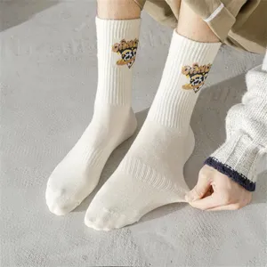 Gros plan sur les chaussettes de sport homme en coton blanc avec broderie tendance.