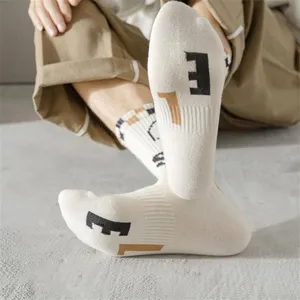 Chaussettes homme en pur coton, tendance et confortables avec lettres tricotées.