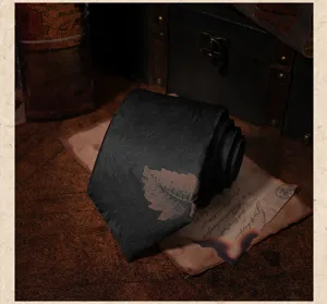 Corbata retro oscura con motivo de hoja, elegante accesorio de hombre para negocios.
