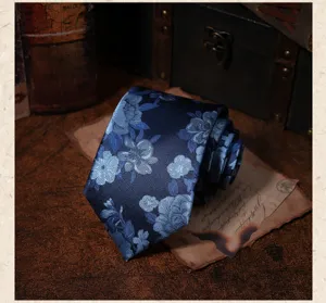Detalle de corbata azul floral retro, elegante diseño tejido para negocios y ocio.