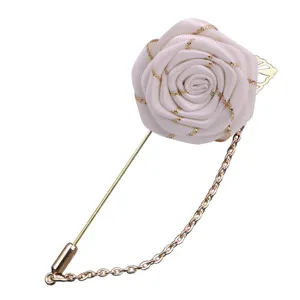 Broche fleur en tissu blanc avec longue épingle dorée et chaîne pour costume chemise accessoire mode chic