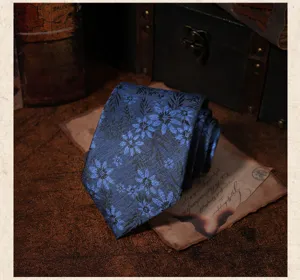 Corbata de hombre vintage con flores azules vista detallada, elegante patrón de tela para traje.