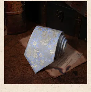 Corbata retro azul con estampado floral para hombre, elegante accesorio de traje elegante.