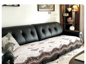 Detailansicht des Chenille-Sofabezugs im Mid-Century-Stil mit Retro-Muster im Wohnzimmer.