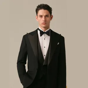 Traje de esmoquin clásico negro de tres piezas para hombre con camisa y pajarita de boda.