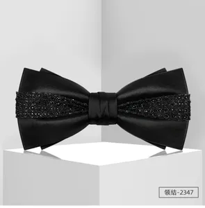Farfallino nero in cristallo da uomo, elegante accessorio per camicia da matrimonio.