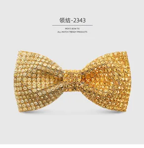 Primo piano dettaglio del farfallino con strass dorato, accessorio uomo elegante.