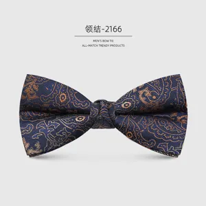Primo piano dettagliato del farfallino blu e oro con fantasia paisley, tessuto squisito.
