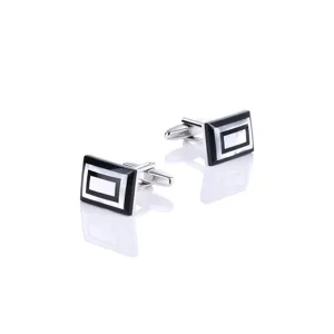 Chique geometrische rechthoekige heren manchetknopen in zilver met zwart en wit detail.