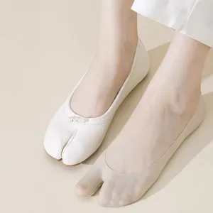 Ice silk split-toe invisible socks detail, thin breathable two-toe low-cut design.