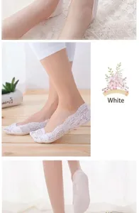 Lace low-cut boat socks detail, featuring breathable mesh and soft cotton bottom for summer.
