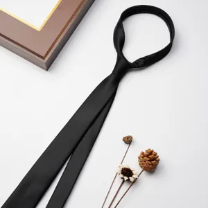 Dettaglio cravatta nera con zip che mostra tessuto satinato liscio e design professionale stretto.
