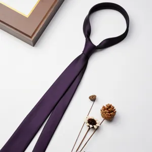 Cravatta stretta viola scuro con zip vista dettagliata accessorio formale uomo.