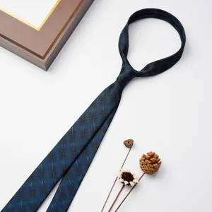 Dettaglio cravatta stretta con motivo blu e nero, elegante accessorio per abito formale.