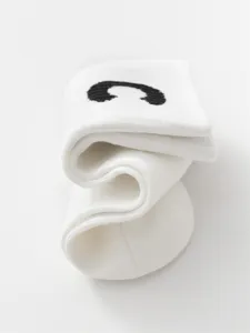 Men's white cotton mid-tube sports socks with black letter C detail, casual streetwear.