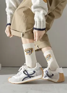Gros plan détaillé de chaussettes de sport blanches en coton pour homme avec motif tricoté.