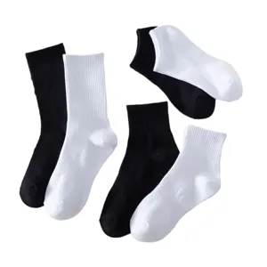 Conjunto de calcetines de algodón en negro y blanco, cómodos y transpirables para uso diario.