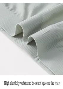 Primo piano della fascia in vita a coste da uomo, altamente elastica e in tessuto traspirante.