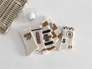 Vue détaillée de chaussettes en coton pour hommes avec motifs et lettres tendance.