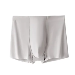 Dettaglio boxer uomo seta di ghiaccio senza cuciture, tessuto leggero, grigio chiaro.