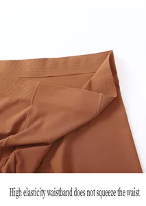 Détail de caleçon boxer sans couture en soie de glace pour homme avec ceinture élastique.