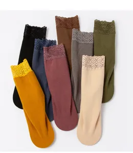 Detailopname van thermische lange damessokken met elegante kantrand in vele kleuren.