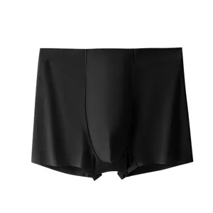 Dettaglio boxer uomo nero in seta di ghiaccio senza cuciture con cavallo leggero e traspirante.