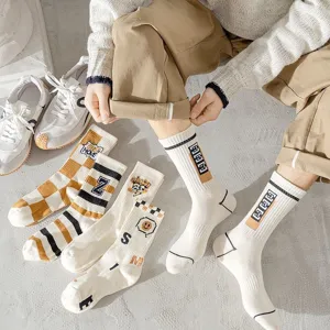 Chaussettes homme coton mi-mollet sport loisir avec motifs rayures et broderie tendance.