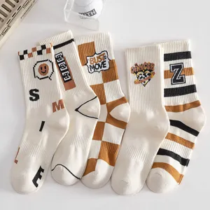 Chaussettes mi-hautes homme en coton avec motifs tendance et carreaux pour l'hiver.