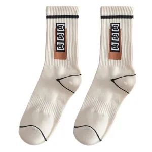 Chaussettes de sport mi-mollet en pur coton pour hommes avec design graphique tendance.