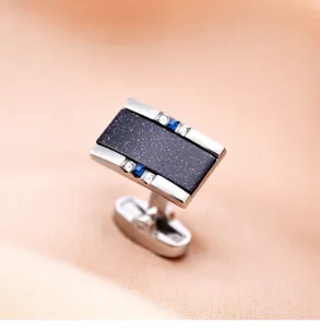 Boutons de manchette pour homme exquis avec pierre bleue scintillante et cristaux, détail.