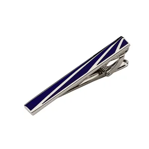 Pince à cravate homme en métal argenté avec motif géométrique bleu élégant pour costume formel.
