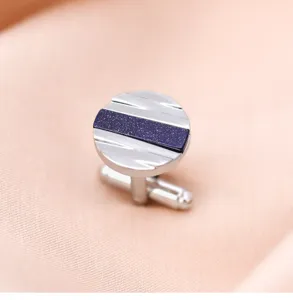 Boutons de manchette argentés de luxe avec pierre bleue scintillante pour chemise homme.
