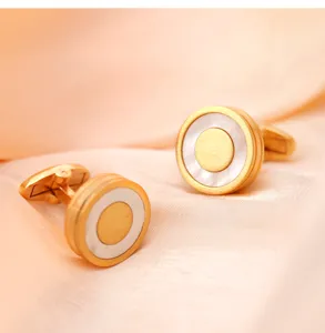Exquis boutons de manchette de chemise française pour hommes dorés avec nacre.