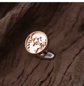 Détail de bouton de manchette de luxe pour homme, design mécanique doré élégant pour chemises.