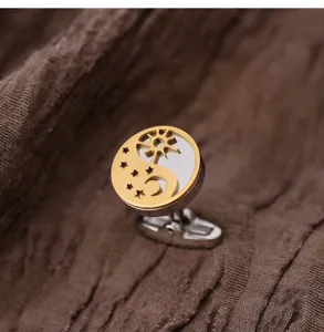 Gros plan détaillé d'accessoire de boutons de manchette célestes pour homme luxe.