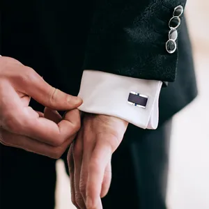 Boutons de manchette de luxe pour homme, metal argente avec pierre bleue et cristaux brillants.