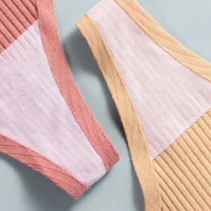 Nahaufnahme der Textur und Nähte von Damen-Rippstrick-Tanga-Unterwäsche im Detail.
